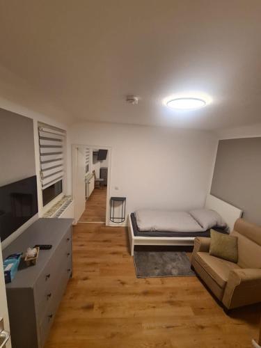 uma sala de estar com uma cama e um sofá em Schöne 2 Zimmer Apartment in Uerdingen Nähe Düsseldorf em Krefeld