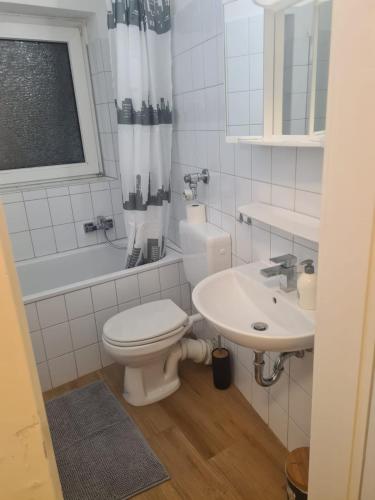 a bathroom with a toilet and a sink at Schöne 2 Zimmer Apartment in Uerdingen Nähe Düsseldorf in Krefeld