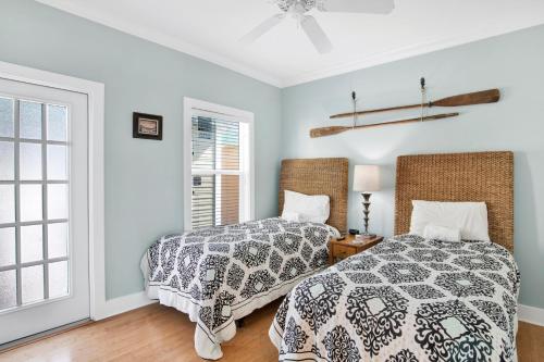 een slaapkamer met 2 bedden en een raam bij Perdido Sunrise 9b By Pkrm in Pensacola