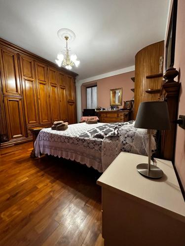 - une chambre avec un lit et une table avec une lampe dans l'établissement A COLLODI IO & MAMMA, à Collodi