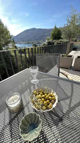 a table with a plate of lemons and a glass at Arte Oliva in Grebaštica