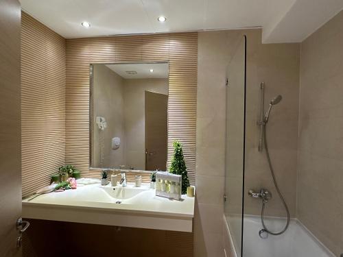 y baño con lavabo y ducha. en Cherry Apartment, en Bucarest