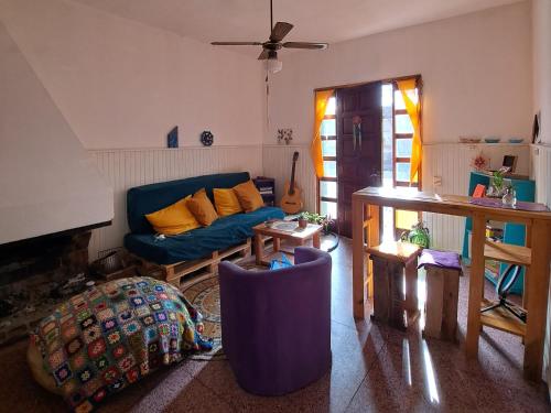 ein Wohnzimmer mit einem Sofa und einem Tisch in der Unterkunft Casa Agni in Treinta y Tres