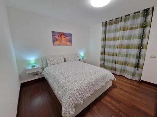 1 dormitorio con 1 cama y 2 luces en 2 mesas en La Casa di Vale Muse en Trento