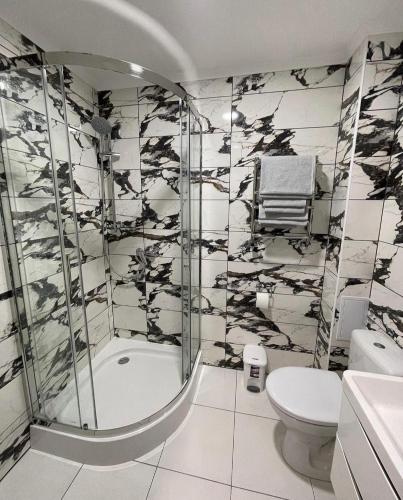 a bathroom with a shower and a toilet at Ні пуху, ні пера! in Reshetylivka