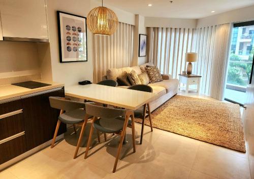 una cucina e un soggiorno con un divano e un tavolo di Tambuli Seaside Resort Residences a Lapu Lapu City