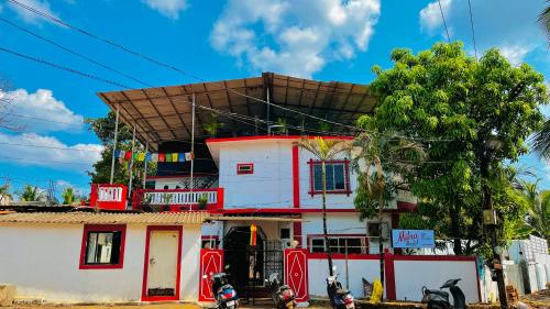 uma casa com motos estacionadas em frente em Mitra Hostel (By The Pool) em Vagator