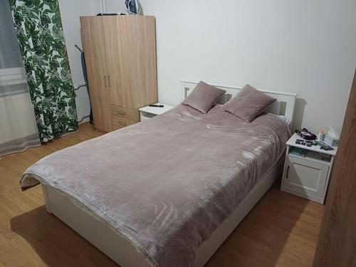 ein Schlafzimmer mit einem großen Bett mit zwei Kissen in der Unterkunft Harmony home in Moravská Ostrava