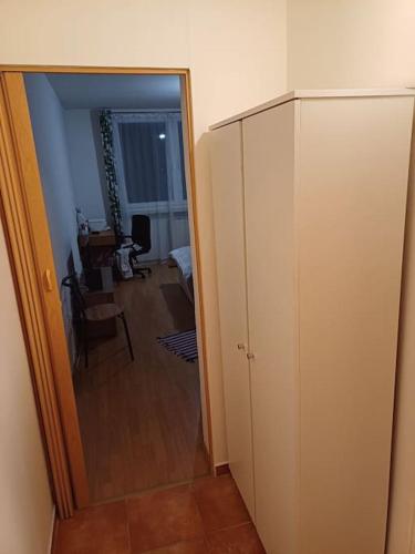 einen Flur mit Tür zu einem Zimmer mit Esszimmer in der Unterkunft Harmony home in Moravská Ostrava