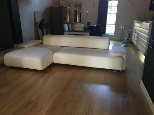 ein Wohnzimmer mit 2 weißen Sofas und Holzboden in der Unterkunft Borgo di Bagnolo in Villa Barone