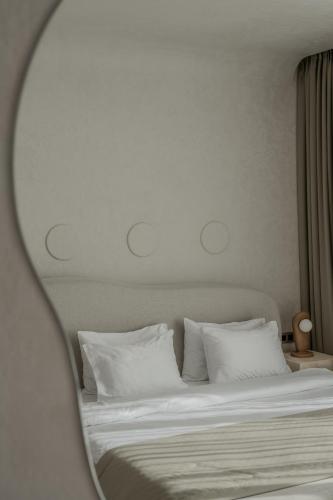 Кровать или кровати в номере Sfumato Rooms
