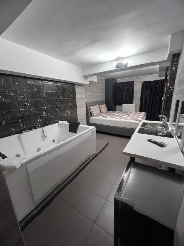 Кровать или кровати в номере Jacuzzi Suites 2