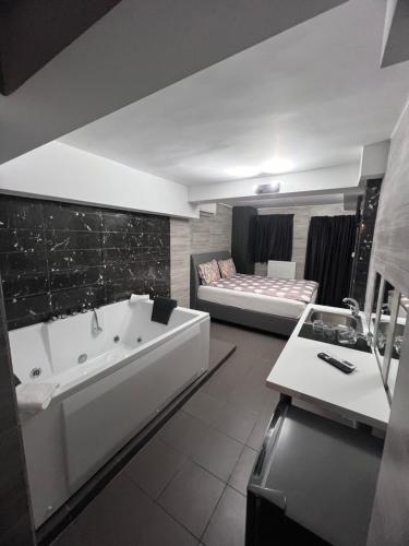 Кровать или кровати в номере Jacuzzi Suites 2