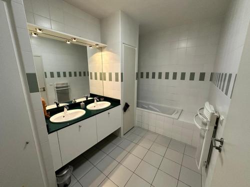 a bathroom with two sinks and a large mirror at Appartement T3 centre ville in Perpignan
