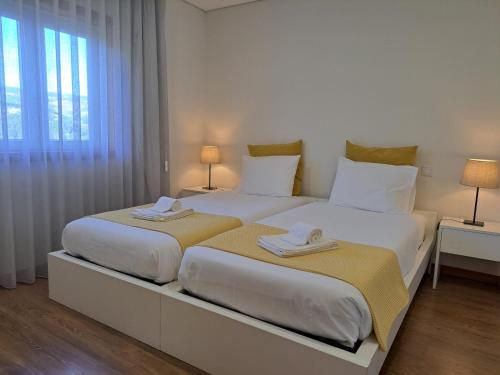 twee bedden naast elkaar in een slaapkamer bij Quinta da Portelada in Peso da Régua