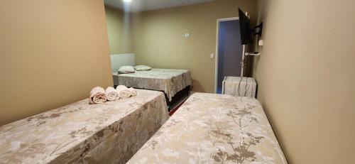 a room with two beds in a room at Pousada do Trinta in Fernando de Noronha