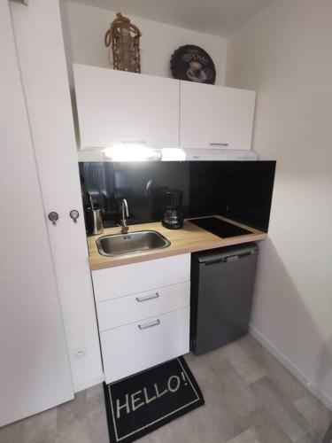 Il comprend une petite cuisine avec un évier et un comptoir. dans l'établissement Ôcalme, Idéal à 2, jardin, plage, à Bréhal