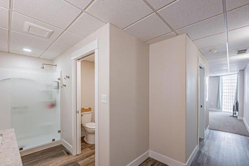 een badkamer met een toilet in een kamer bij Comfy Corral in Pocatello