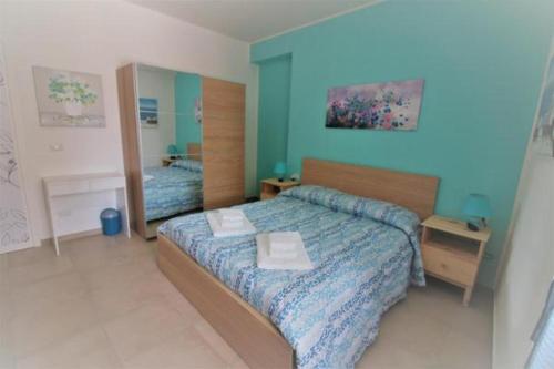 1 dormitorio con 1 cama con 2 toallas en La Rosatea Rooms, en Monreale