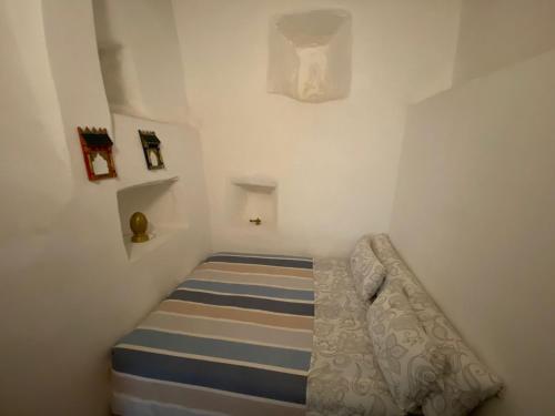 a small room with a bed in the corner at Dar Tetuania in Tétouan