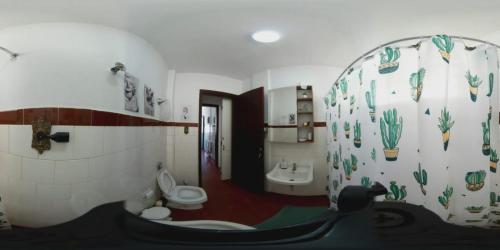 a bathroom with a toilet and a sink in it at Apartamento Fontana di Trevi Centro Serra Negra in Serra Negra