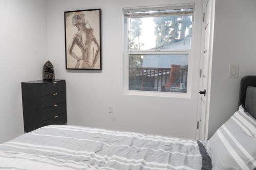 - une chambre blanche avec un lit et une fenêtre dans l'établissement Peaceful Villa, à Los Angeles