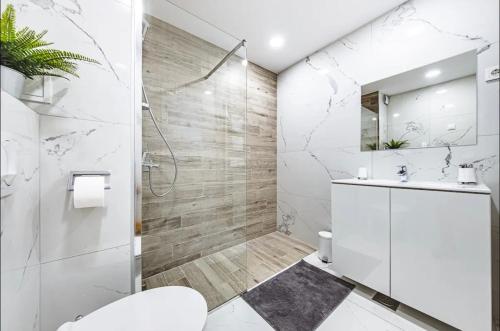 ein Badezimmer mit Dusche, Toilette und Waschbecken in der Unterkunft Apartman Gold Oasis, self service check-in in Zagreb