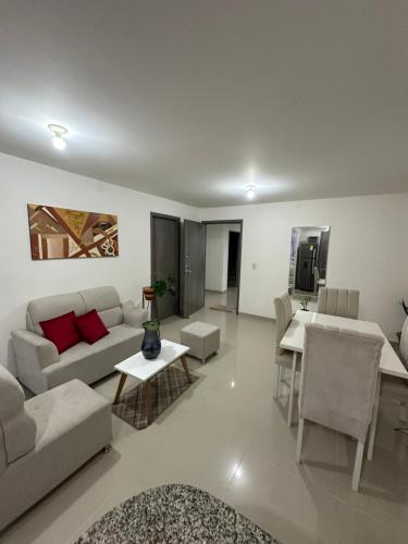 a living room with a couch and a table at Lindo apartamento cerca de Centro Comercial unico in Barranquilla