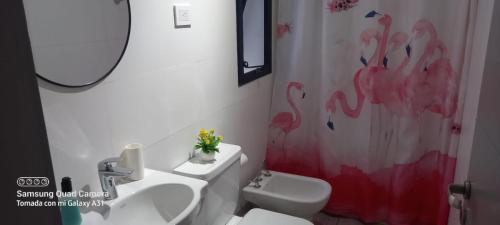 ein Badezimmer mit Waschbecken, Toilette und Spiegel in der Unterkunft Departamento 57 Parque San Martin in La Plata