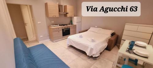 Habitación pequeña con cama y cocina en Via Emilia & Via Agucchi Apartments en Bolonia
