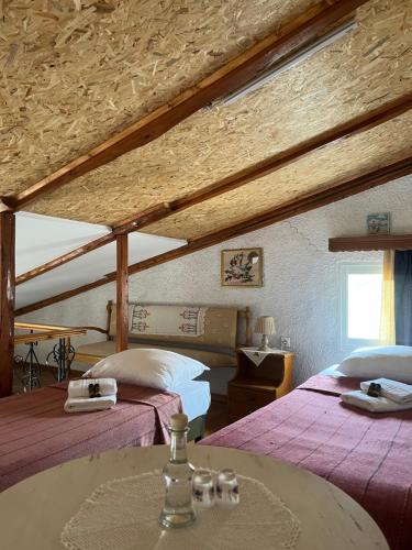 um quarto com 2 camas e lençóis roxos em Kamera House em Khordhákion