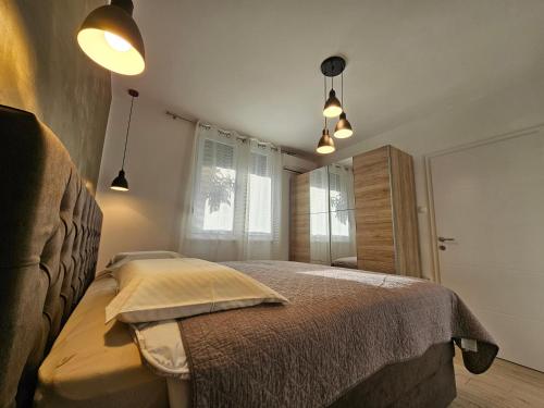 Deluxe Apartment near the Bridge