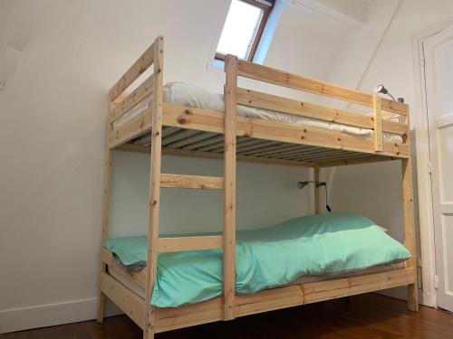 Ce lit superposé se trouve dans un dortoir doté d'une fenêtre. dans l'établissement Pause En Seine- Appartement en duplex, à Caudebec-en-Caux