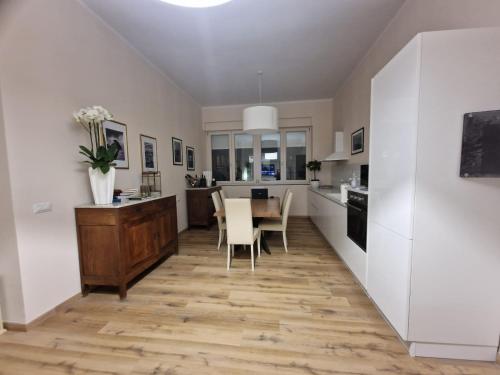 a kitchen and dining room with a table and chairs at Guest House Canalis 17 in Oristano