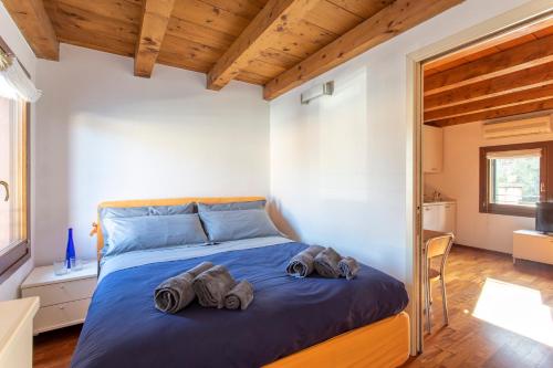 een slaapkamer met een bed met twee paar schoenen erop bij Comodo Apt Centrale in Treviso