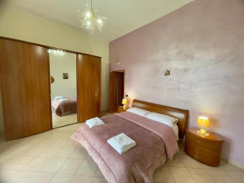 - une chambre avec un grand lit et un grand miroir dans l'établissement Free WI-FI- Vista mare e Vesuvio-Casa Laura, à Naples