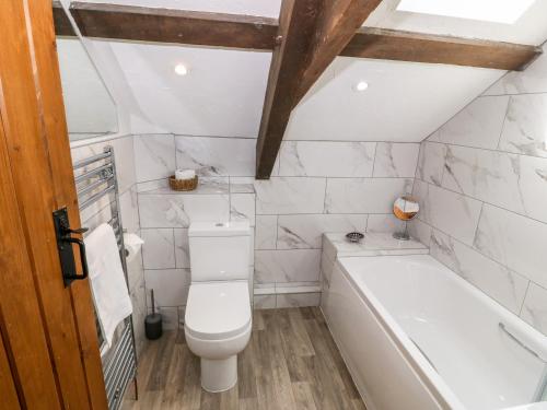 貝圖瑟科伊德的住宿－Orsedd Wen Cottage，一间带卫生间和浴缸的浴室