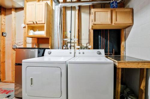 una cucina con lavatrice e asciugatrice bianche di Mountain Cabin overlook Boyne near Nubs W/ Hot Tub a Harbor Springs