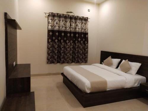 1 dormitorio con cama y cortina en Red Berry Resort, en Pushkar
