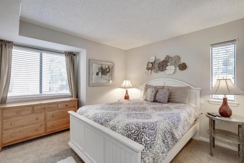 1 dormitorio con 1 cama blanca y 2 ventanas en Boston Commons - 1143, en Greenwood Village