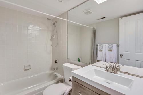 Baño blanco con lavabo y aseo en Boston Commons - 1143, en Greenwood Village