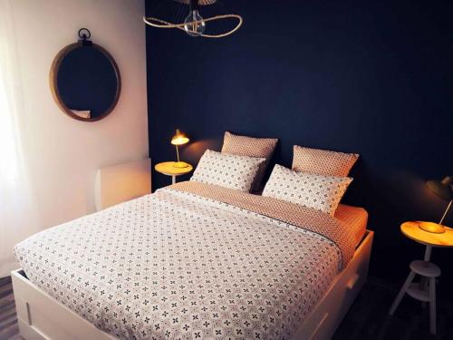 um quarto com uma cama com uma parede azul em Le Cocoon - SIPCO Immobilier - Netflix em Saint Lo