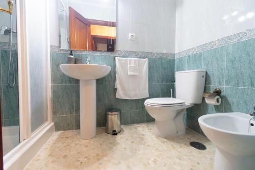 uma casa de banho com um WC e um lavatório em Casa Playa de Rota em Rota