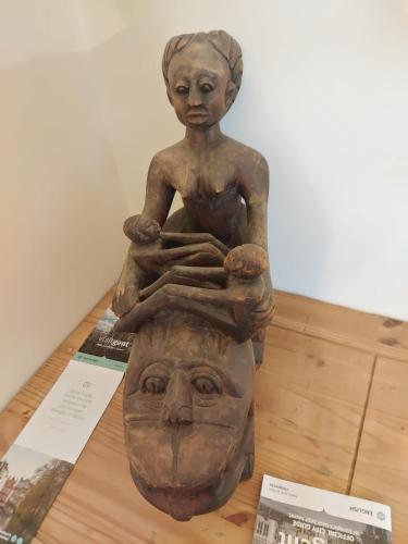 uma estátua de uma mulher sentada em cima de uma cabeça em Carpe diem em Gent