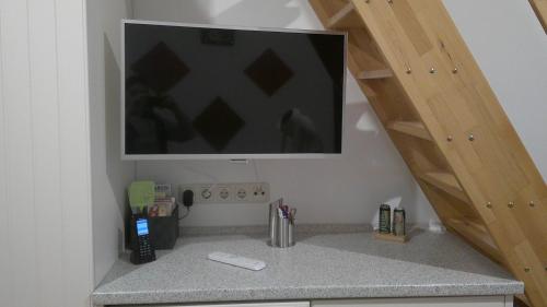 a tv sitting on top of a counter in a room at Unseburger Brauhaus GmbH Ferienwohnung 5 in Unseburg