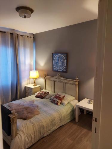 um quarto com uma cama com um relógio na parede em Carpe diem em Gent