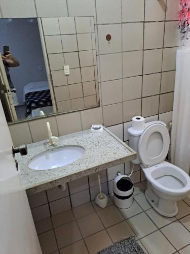 uma casa de banho com um lavatório e um WC em Casa aconchegante na zona leste em Teresina