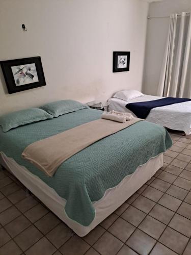 duas camas sentadas num quarto com em Casa aconchegante na zona leste em Teresina