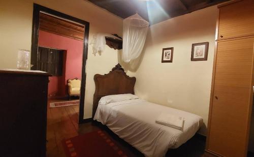 a bedroom with a white bed in a room at Fonte dos pumares 