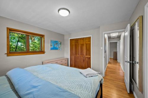 1 dormitorio con cama y ventana en 3875 Dover St - Wheat Ridge en Wheat Ridge